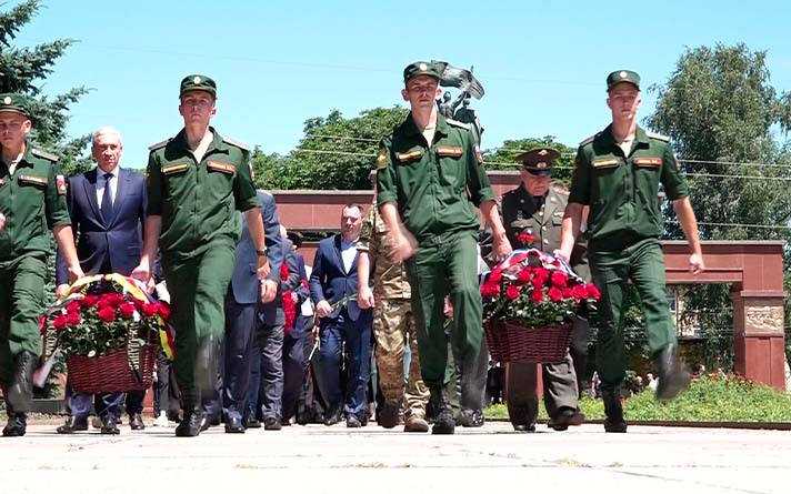 Во Владикавказе возложили цветы к подножью Монумента Славы