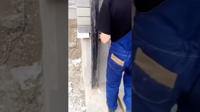 Под напряжением бьёт током  железная опора.