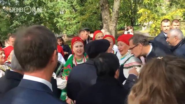 Русский хор "Раздолье" поет частушки Рустаму Минниханову