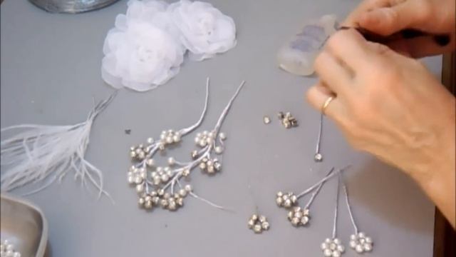 AULA 35: ARRANJOS DE PÉROLAS E STRASS PARA SEREM USADOS COM OU SEM FLORES DE TECIDO