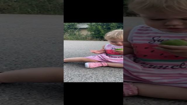 упала на асфальт!😱.mp4