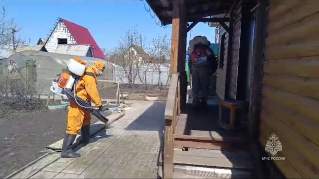 Сотрудники МЧС России работают на подтопленных территориях