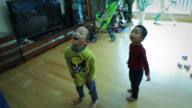 [ 방구삼촌 ] child play soccer toy _ ребенок играть футбол игрушка _ 孩子 玩 足球 玩具 _ 축구공 놀이 _ 축구공 장난감