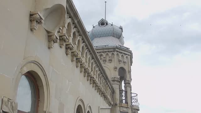 Сокол в центре Баку на крыше особняка Гаджинского возле Девичьей башни