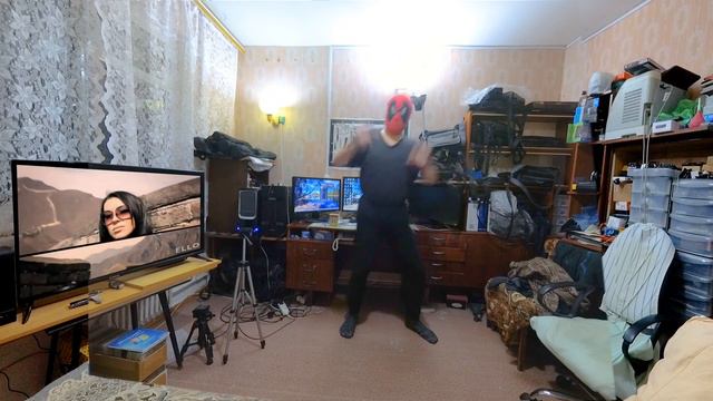 OKSI - Made in China, я танцую в своей комнате в красной маске