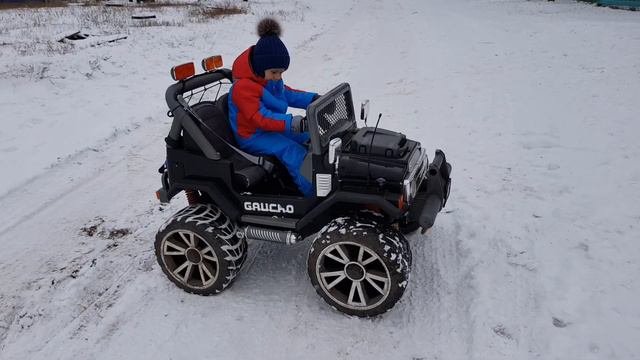 Peg-Perego по снегу. Машинка и для зимы и для лета.