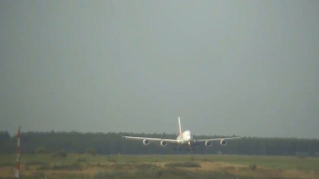 Красивая посадка с дымом Airbus a380 в Домодедово 22.08.24.