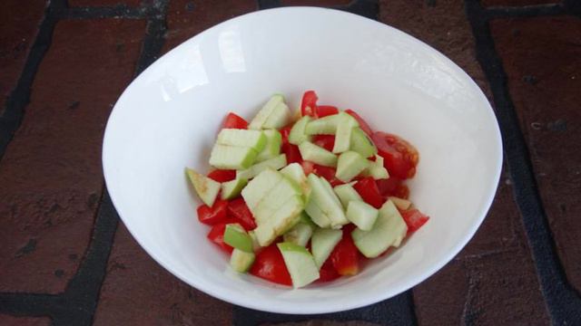 Салат с кальмаром и зеленым яблоком