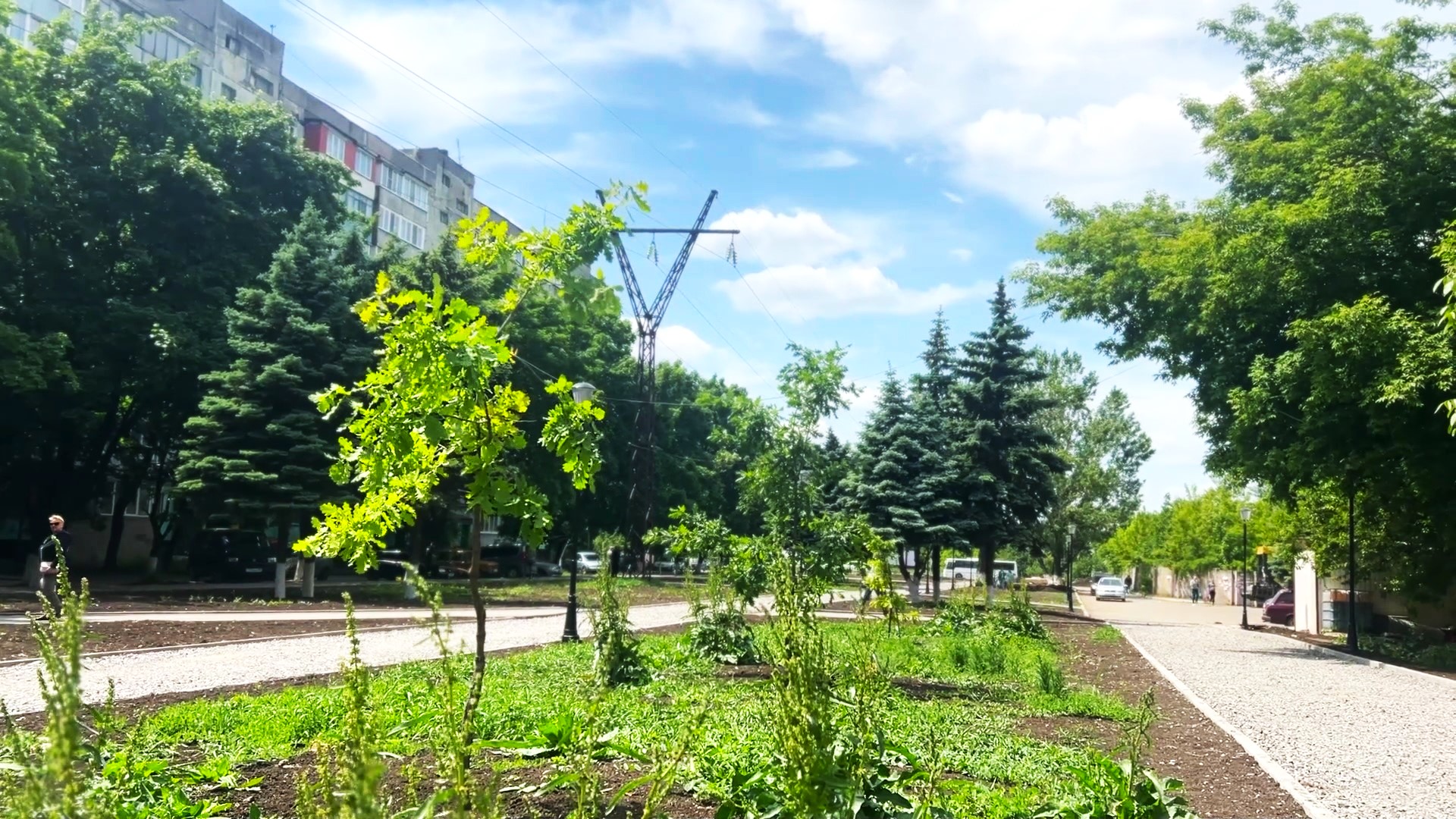 Югорчане восстанавливают и украшают парк в Макеевке
