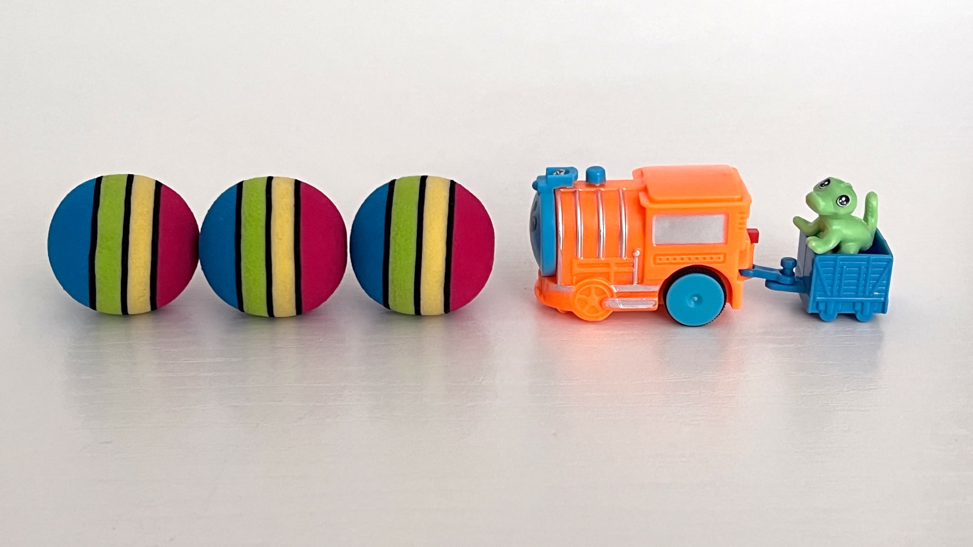Маленький паровозик катает мячики по игрушечной железной дороге / Видео про игрушечные поезда