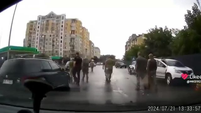 Украинские тцкашники выходят охотятся на украинских ухилянтов, чтобы отправить их на фронт!
Украина!