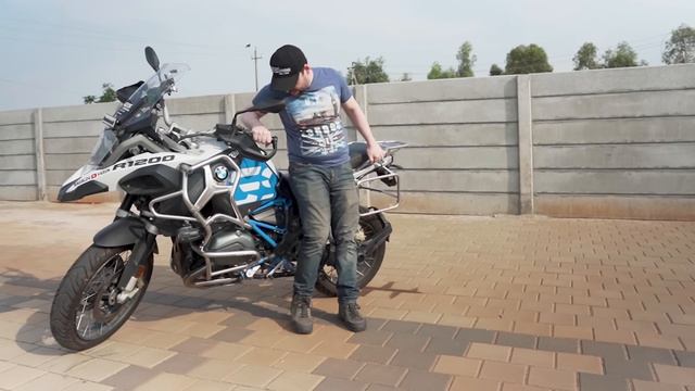 How to lift a fallen Motorcycle : 260 KG Heavy Bike | Bikerlog Varun