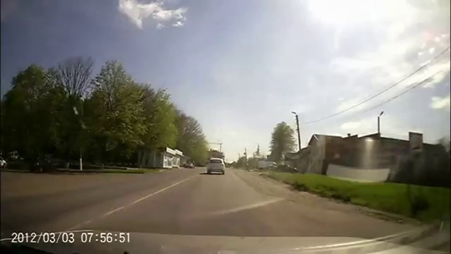 Пьяный велосипедист на дороге