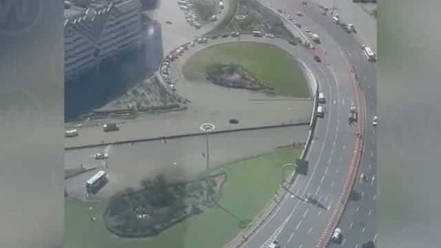 Массовая эвакуация в Дубае! Внезапное наводнение разрушило ОАЭ | Mass Evacuation in Dubai!