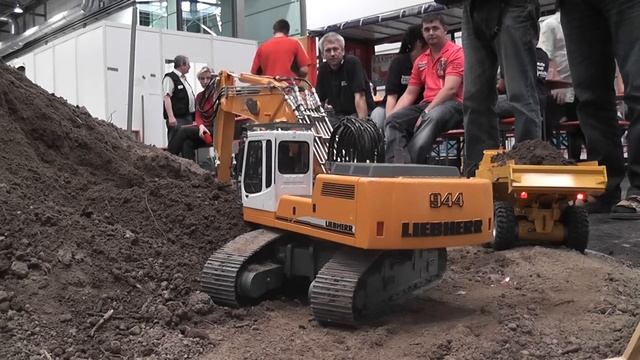Modell Hobby Spiel Liebherr 944 belädt Volvo Dumper