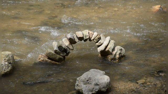 Удивительные балансирующие камни в Кисловодском национальном парке на реке Ольховка