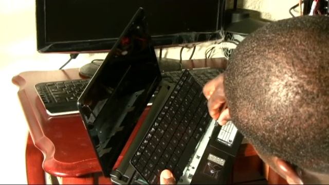 Gateway NV5378u Netbook RAM Card Installation