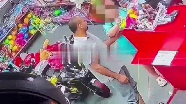 Мерзкий мигрант-педофил в наглую, никого не стесняясь облапал 11летнюю девочку в игрушечном магазине