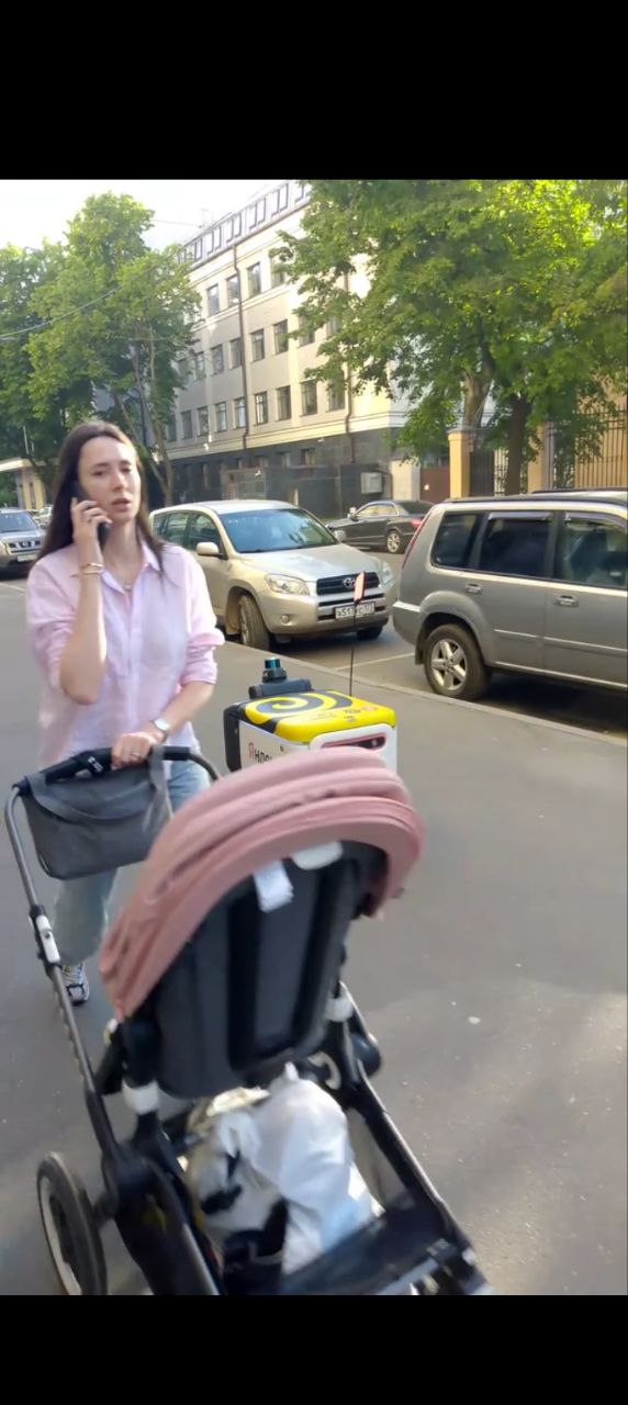 Робот-доставщик еды и детская коляска в центре Москвы