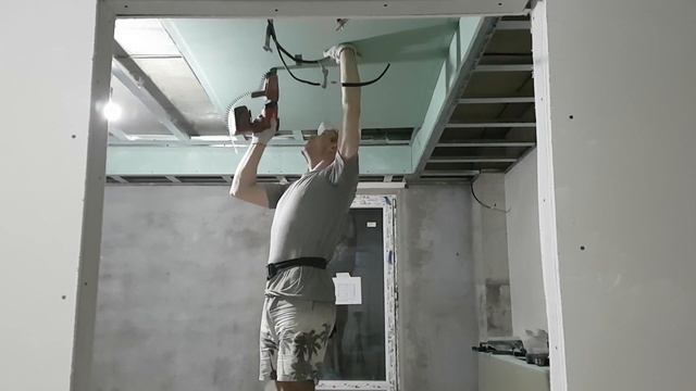 Как прикрутить лист гипсокартона на потолок одному? Смотрите...
