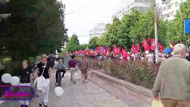 В Молдавии местные вышли на улицы в честь празднования Дня Победы — в небольшом городе собралась цел