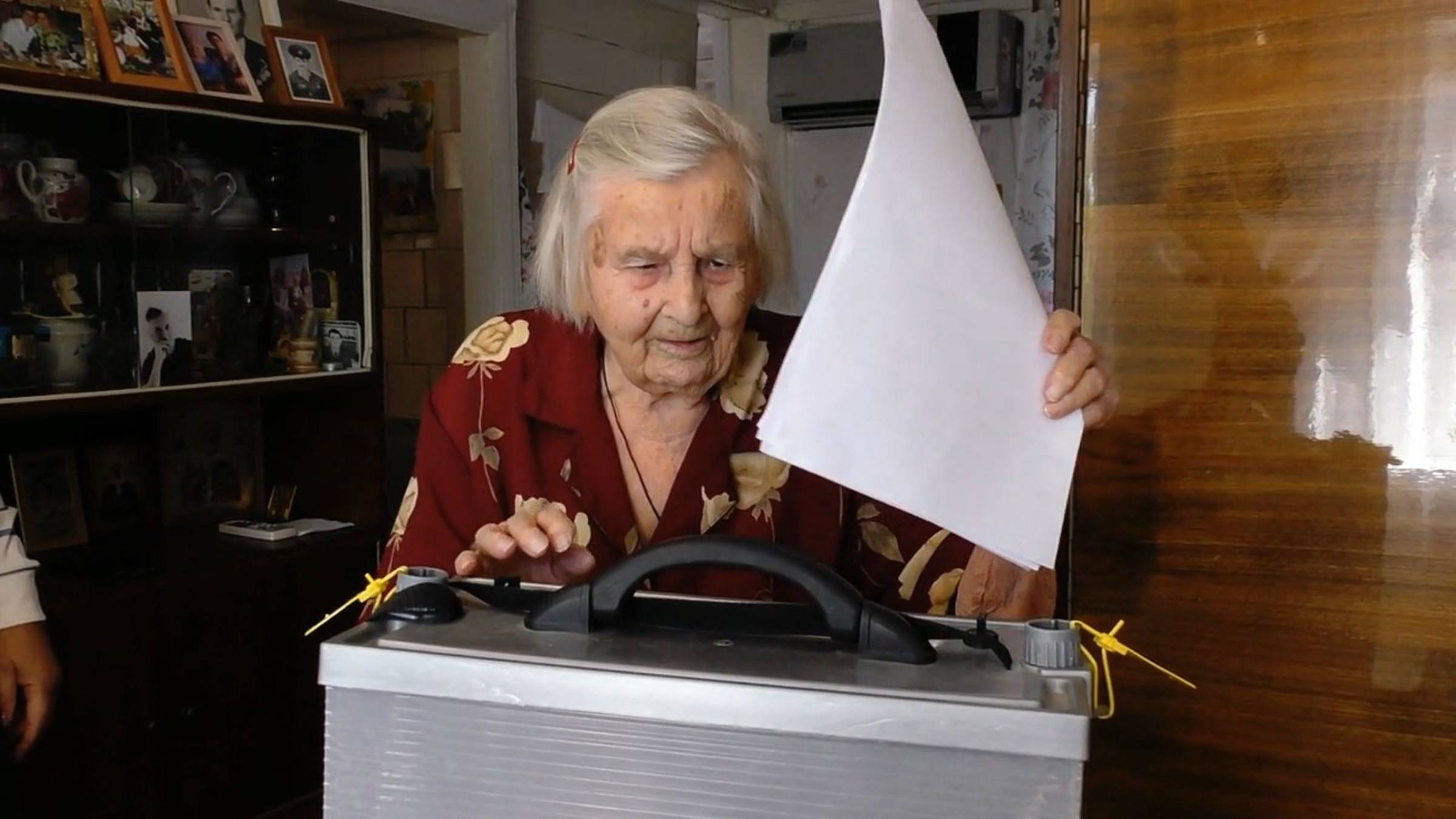 Члены УИК 219 посетили 102-летнюю приморчанку Нину Павловну Малуеву