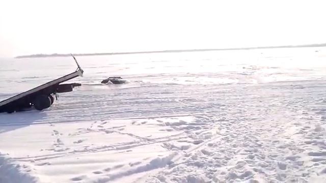 Три автомобиля провалились под лед в Хабаровске