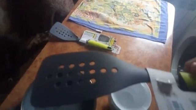 Она хочет спать, а не варить суп...