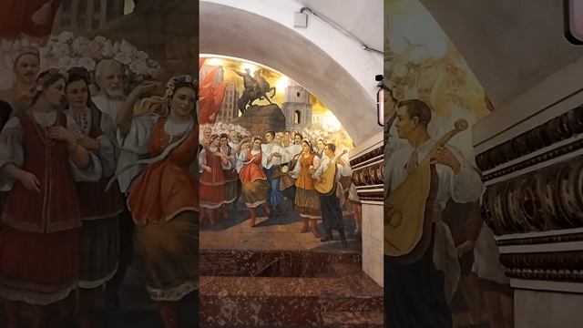 Станция Метро "Киевская".                    Советская Идиллия дала трещину...