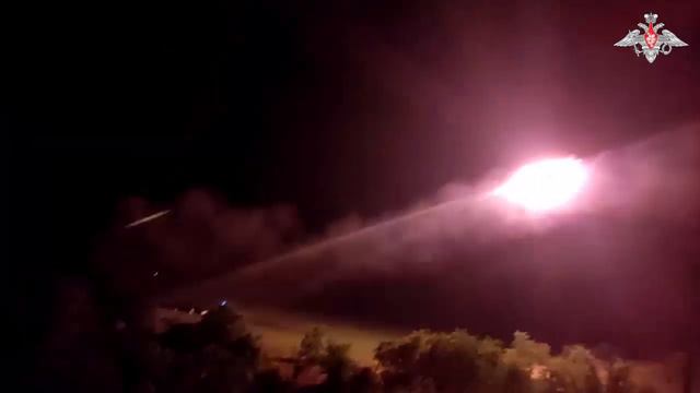 💥 Ночной «Град»: артиллеристы 1-го армейского корпуса нанесли удар по живой силе и складам с боепри
