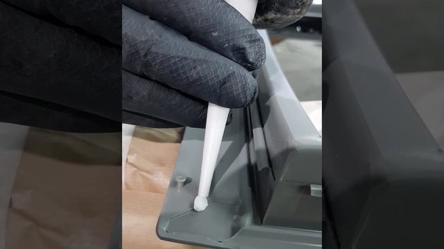 Нанесение герметика на внутреннюю часть дверей.