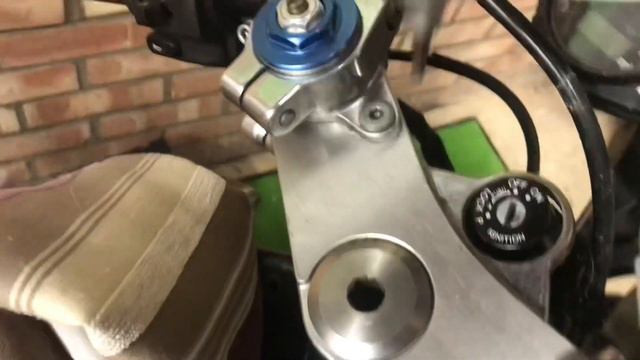 Kawasaki ZX9R Ninja. The S34 Project Pt. 6. Single side swingarm removal.