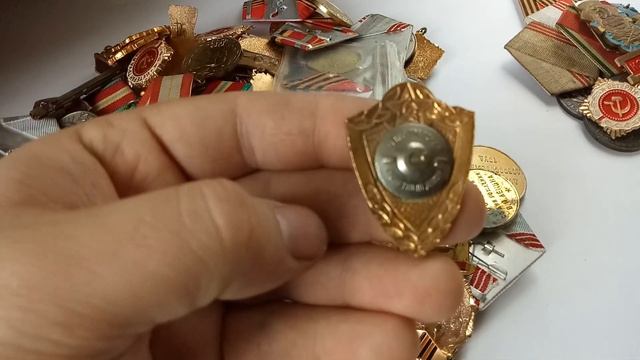 Много медалей и значков