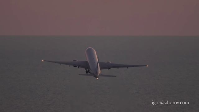 Боинг 777 авиакомпании Nordwind Airlines взлетает на закате из аэропорта Сочи.