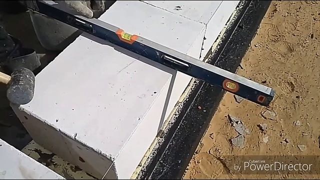 Начало газобетонной кладки стен, первый ряд!