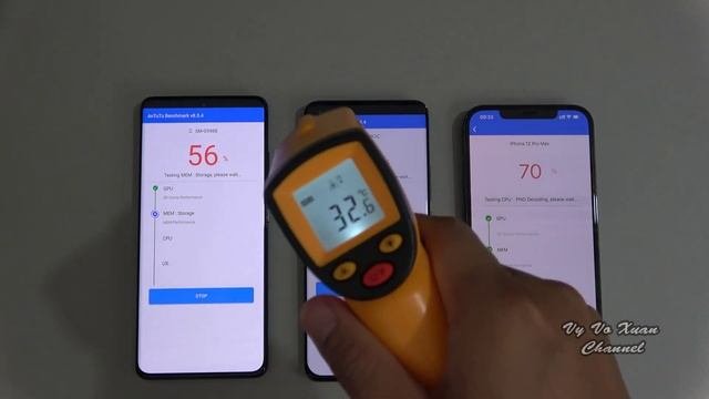 Exynos 2100 vs Snapdragon 888 vs A14 Bionic  Temperature  Antutu Benchmark score