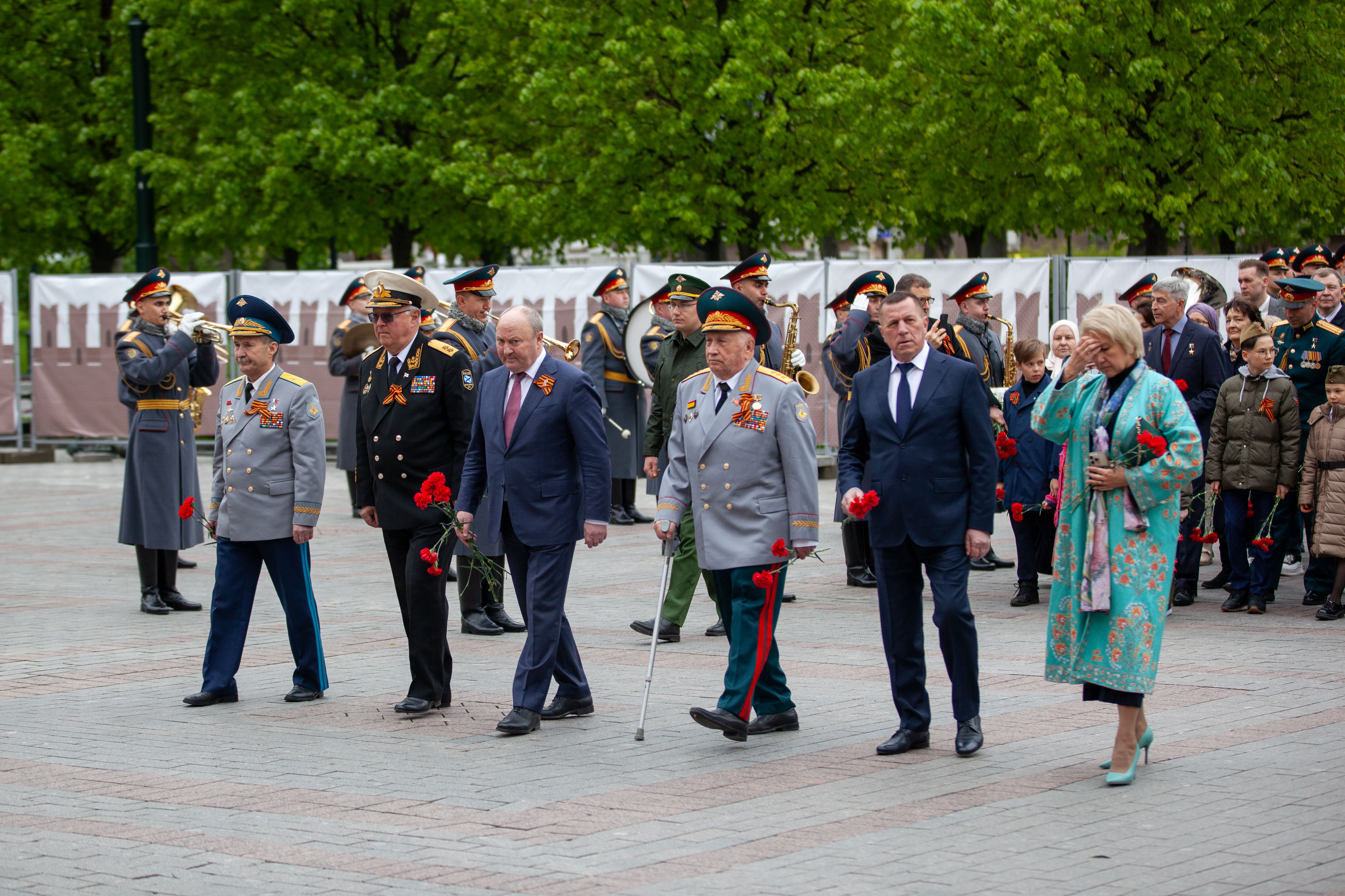 Полпредство Татарстана возложило цветы к Вечному огню и памятнику Жукову