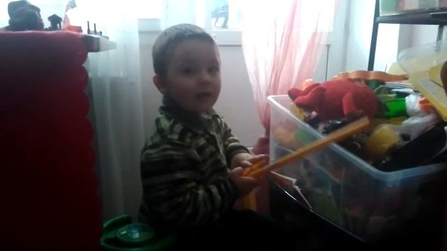 Сашенька: мам! хватит варить суп,  иди посмотри как я на ударниках играю