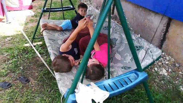 Подружилась с братьями. На качелях.