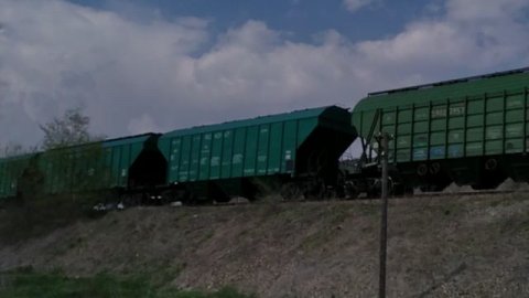 VID_20240415_135840.mp4.  Грузовой поезд на подходе к ст. "Проводник".
