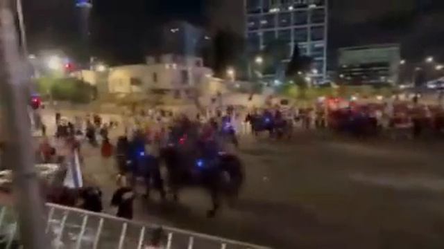 Сегодня вечером в Тель-Авиве произошли столкновения полиции с антивоенными протестующими
