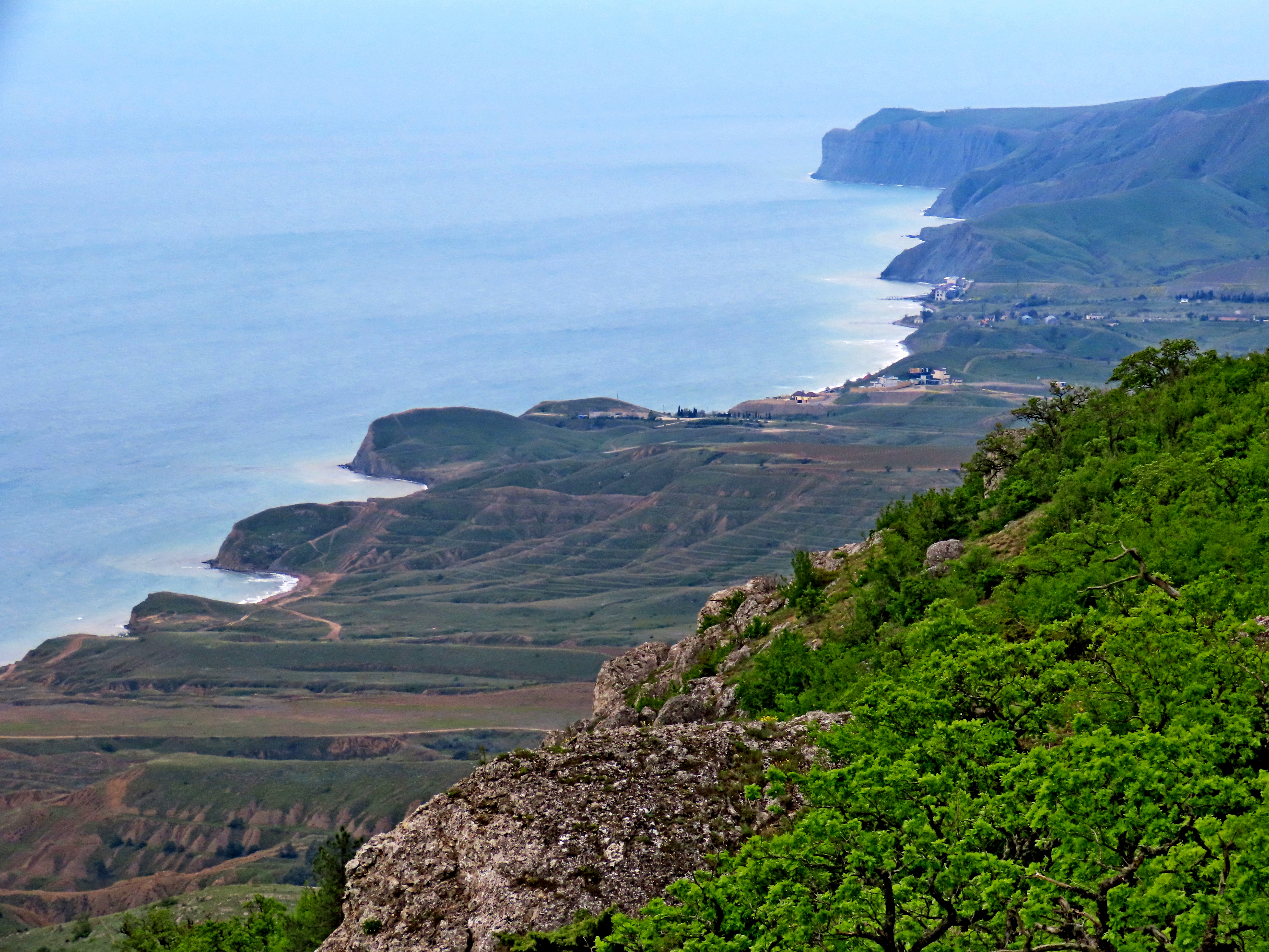 Вид на Кара-Даг, Лисью бухту и Меганом со скальных вершин Эчки-Дага.
