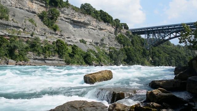 L'eau qui coule calmement d'une rivière, son d'ambiance - nature, relaxante