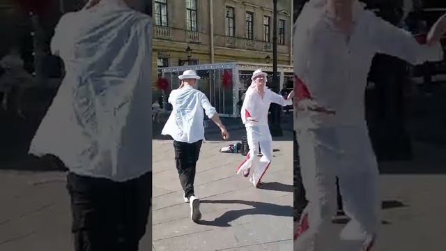 СанктПетербург Мини шоу на Невском Мальчишки зарабатывают в туристический сезон питер