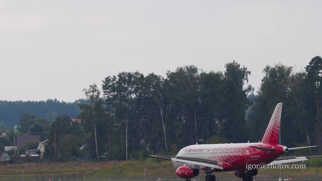 Суперджет SSJ-100 авиакомпании Россия приземляется в аэропорту Шереметьево.