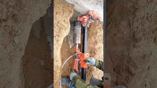 Как просверлить фундамен под канализацию.