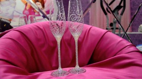 Свадебные бокалы в стразах с инициалами https://vk.com/club53829666