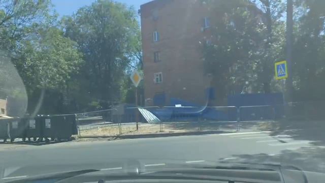 Забор вокруг аварийной пятиэтажки на улице Нариманова разнесло ветром!