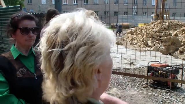 Жительницу дома по утрам будит отборный мат застройщиков.