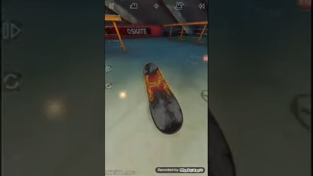Паркур на скейте в игре под названием True Skate (интро не загрузилось)